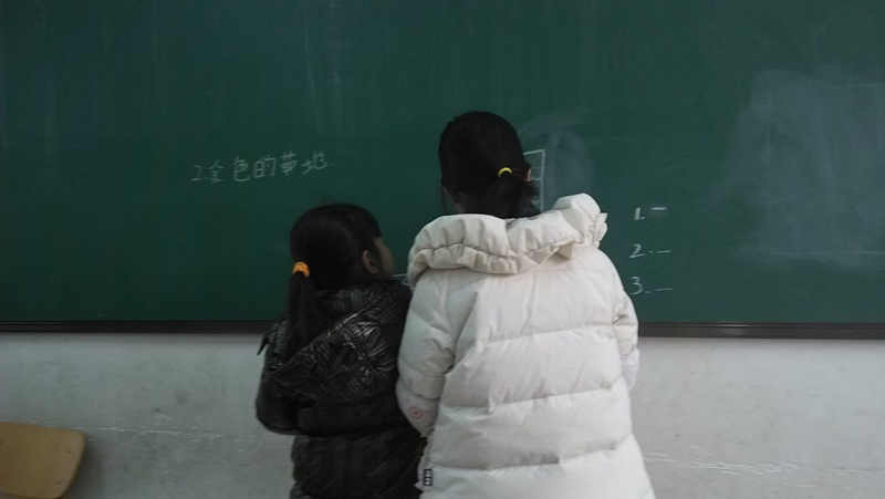 两个小女孩在给我们讲她们学的知识