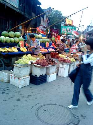 这是鼓楼马路边的水果摊都这么多年了还是这位阿姨在卖