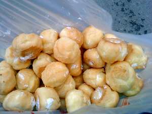 这是书店街里一家店卖的泡芙，人很多于是也跑去买了些