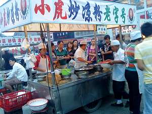 这家的炒凉粉很好吃，每次都很多人排队只是从两块变成三元一碗了